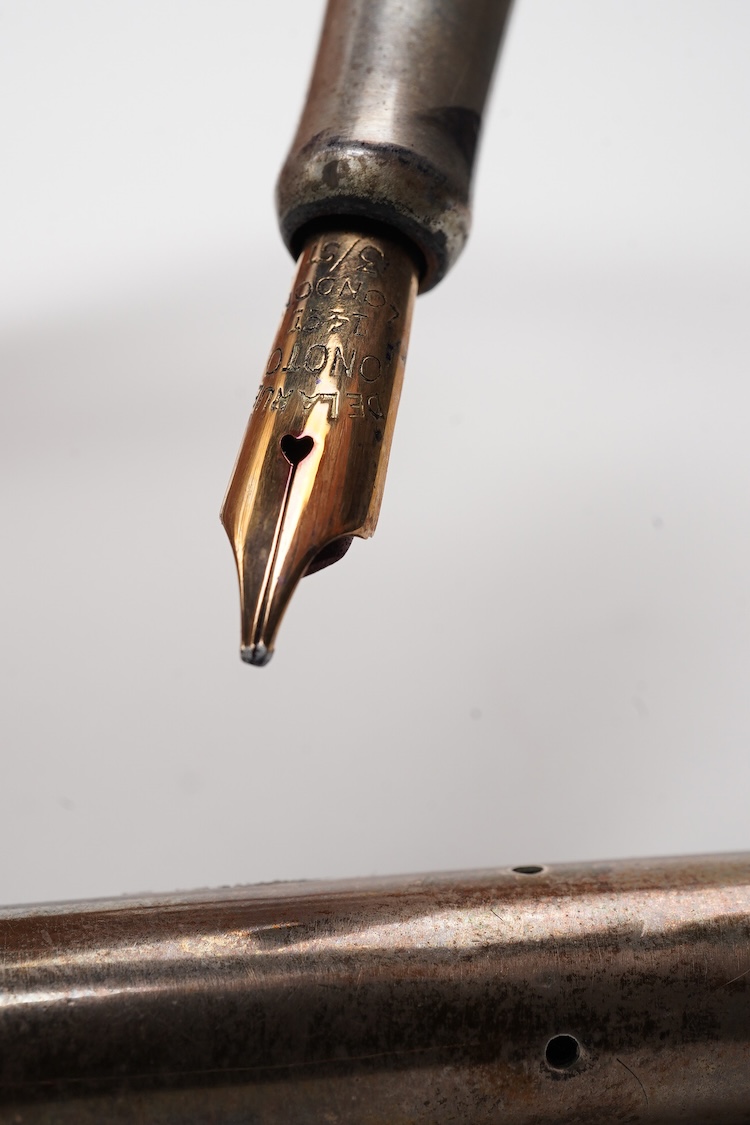 A De La Rue Onoto silver fullsize piston filler in original presentation case, with 14ct Onoto nib